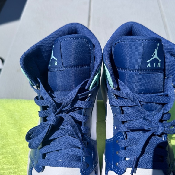 Size 9.5 - Nike Air Jordan 1 Mid Mystic Mens Navy Mint White Sneaker 554724-413 - Picture 6 of 16